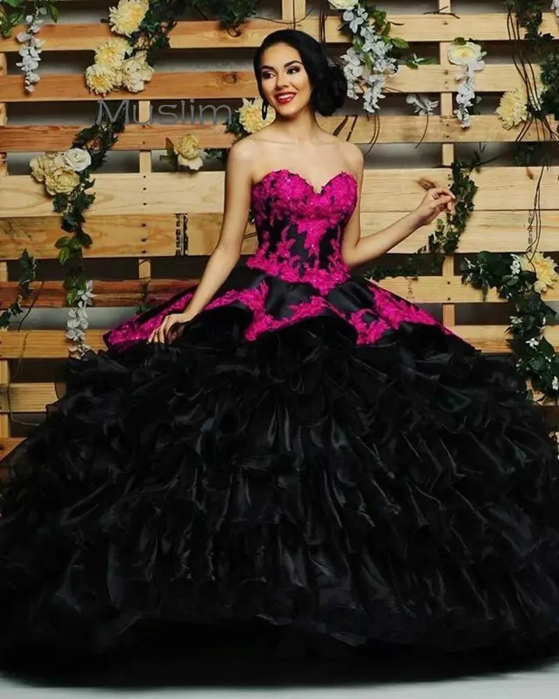 Vintage schwarze zweiteilige Quinceanera-Kleider, Gothic-Spitze, süßes 16-Kleid, Organza-Rüschen, abgestuft, Vestidos de 15 Años, individuell gestaltet