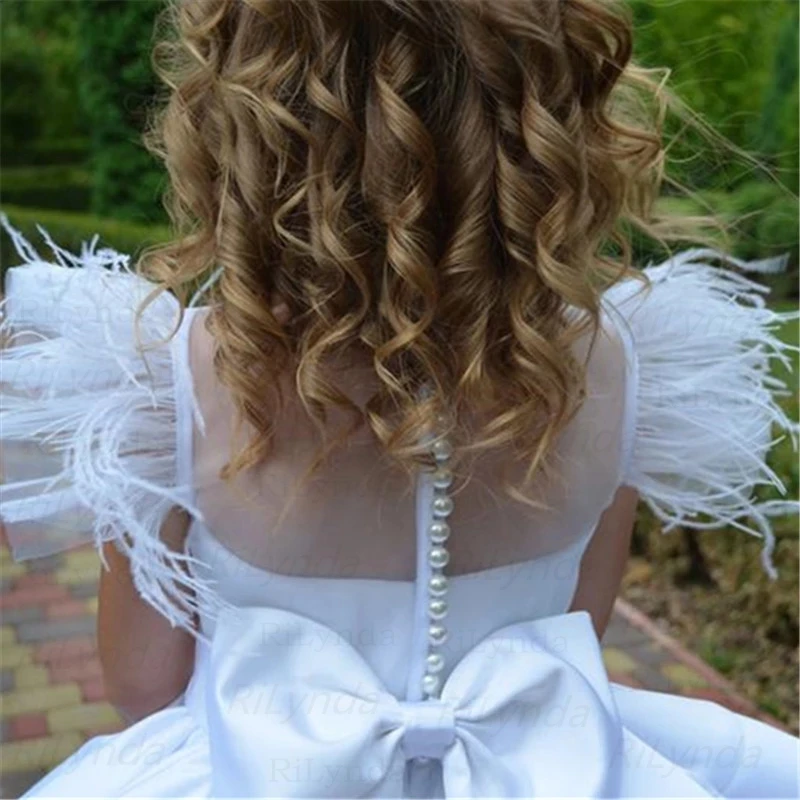 Elegante branco na altura do joelho curto vestidos da menina flor para pérolas de penas de casamento bebê crianças em camadas cetim saia festa aniversário vestidos