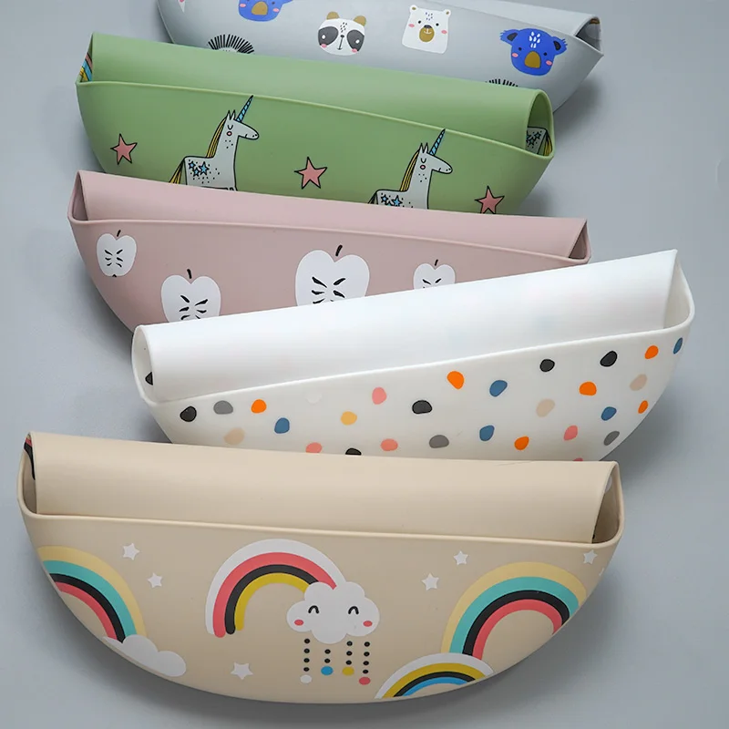 Babero de silicona con estampado de dibujos animados para bebé, delantal impermeable, ajustable, paño para eructar, novedad de 2020