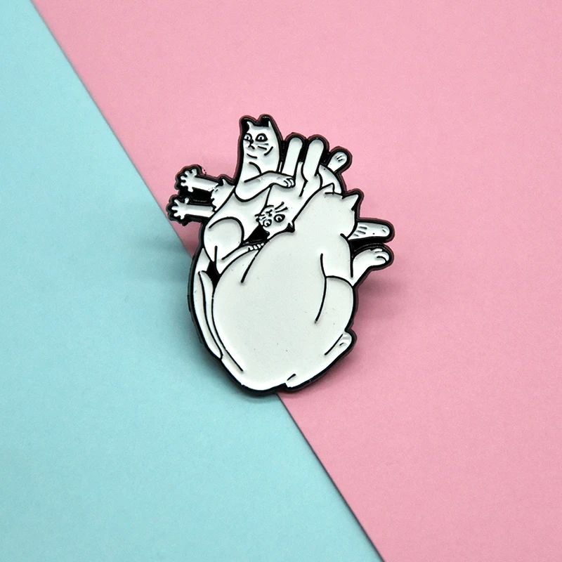 Heart Cat Badge Fashion Cute Cartoon White Cat Metal Enamel Brooch Children Trendy Kawaii Clothing Backpack Jewelry Accessories