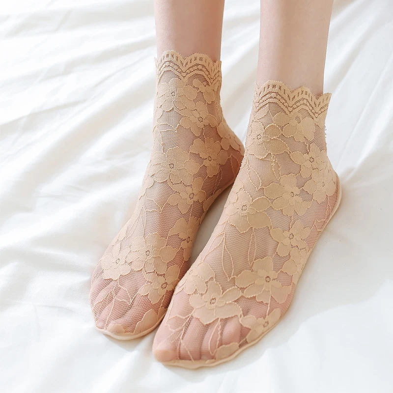 Chaussettes en dentelle florale pour femmes, courtes et douces, ajourées, à la mode, en maille, fond en coton doux, antidérapantes, amples, été