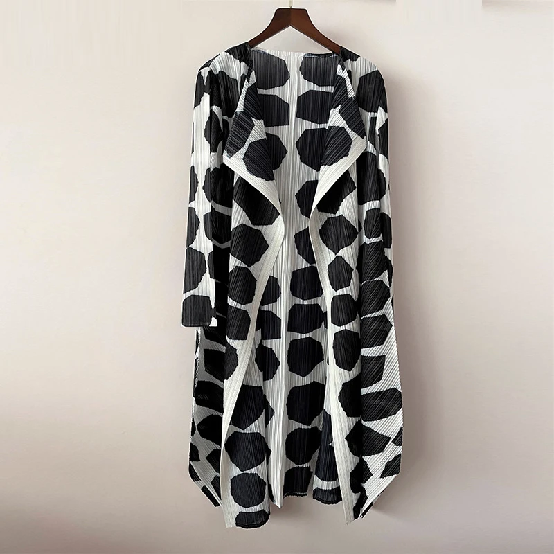 2021autumn women\'s long-sleeved trench coat Miyak fold Large size loose casual black and white printed lapel mid-length Cardigan