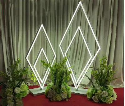 

New wedding geometric diamond road guide props double-sided diamond luminous road guide wedding runway site decoration