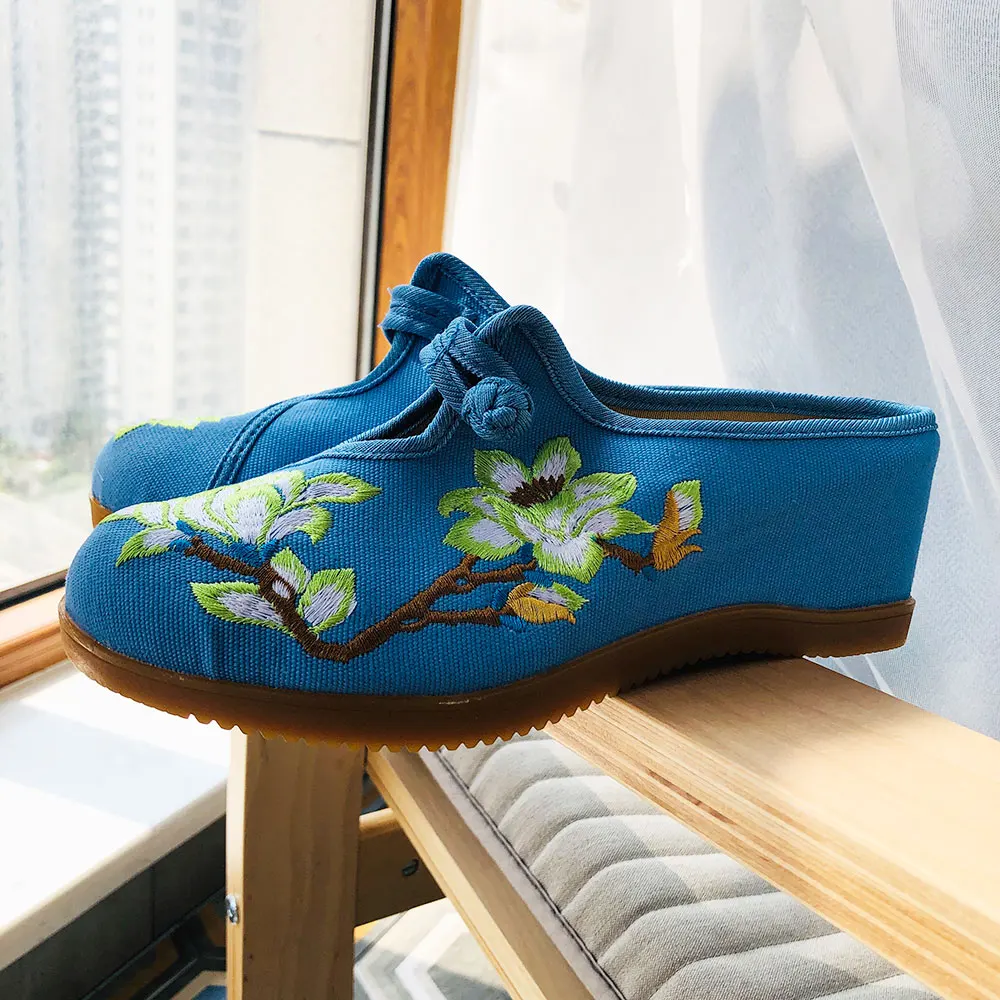 Veowalk Flower Embroidered Women Canvas Mules Wedge Slippers Slip on Close Toe Elegant Ladies Casual Summer Cotton Heeled Shoes