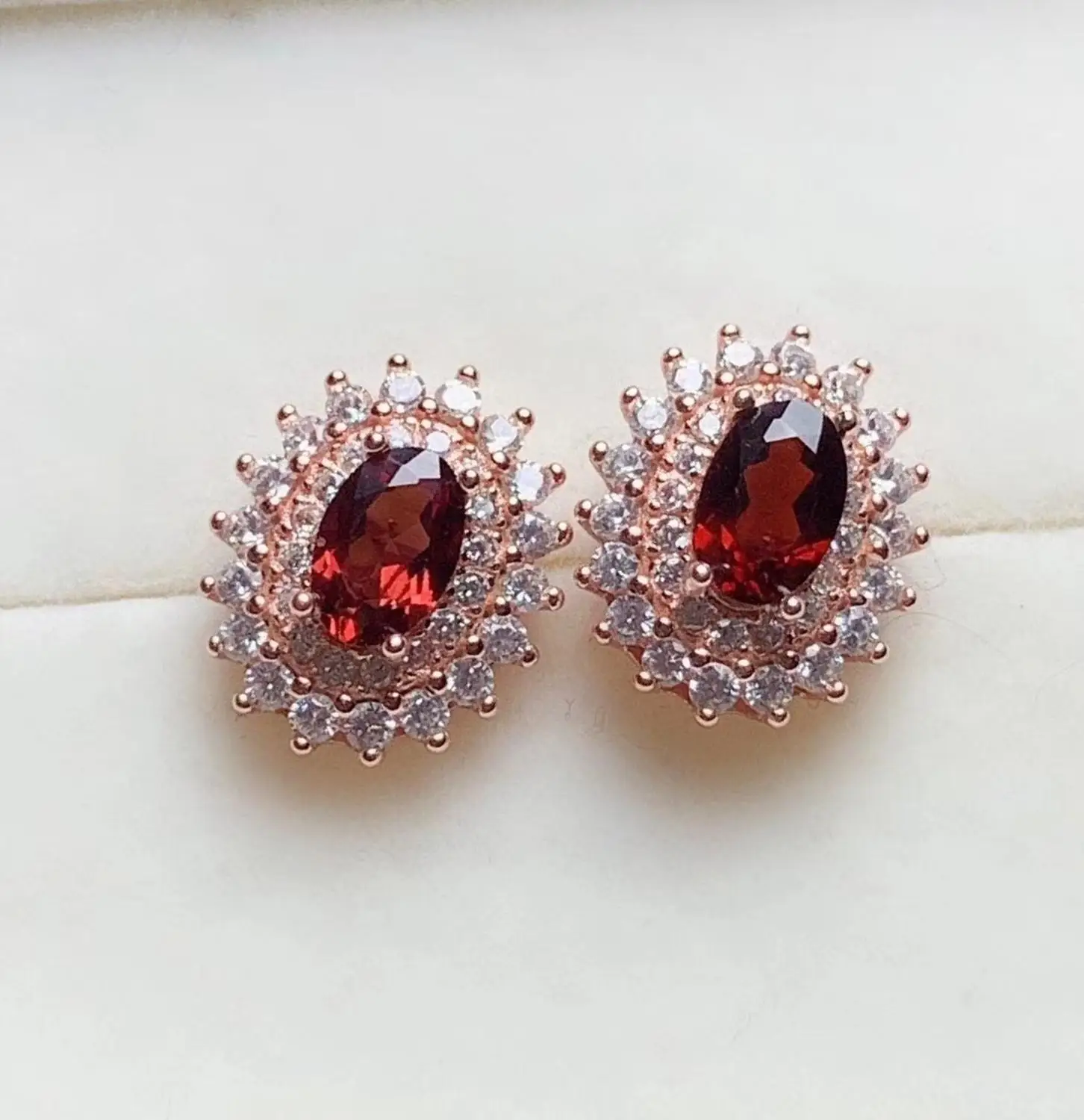 Simple, fashionable, exquisite, compact, 925 silver, natural garnet ear studs, lady charm.