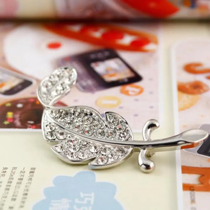 Korean Girl Brooch 2021 Fashion New Feather Corsage Christmas Leaf Crystal Brooch Women All-match Manufacturer Sales Futurama