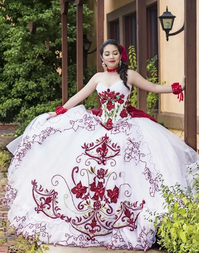 Vestido de quinceanera branco com apliques vermelhos, vestido bordado de tule com coração, vestido de 15 anos 2020