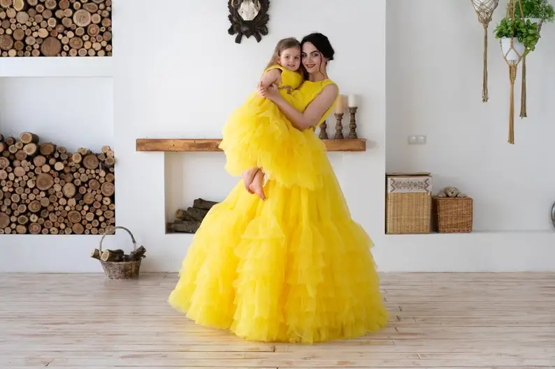 2022 Trending Mommy and Me Matching Dress for Party Long Fluffy Yellow Tulle Tiered Sleeveless New Year Dress Evening Gowns