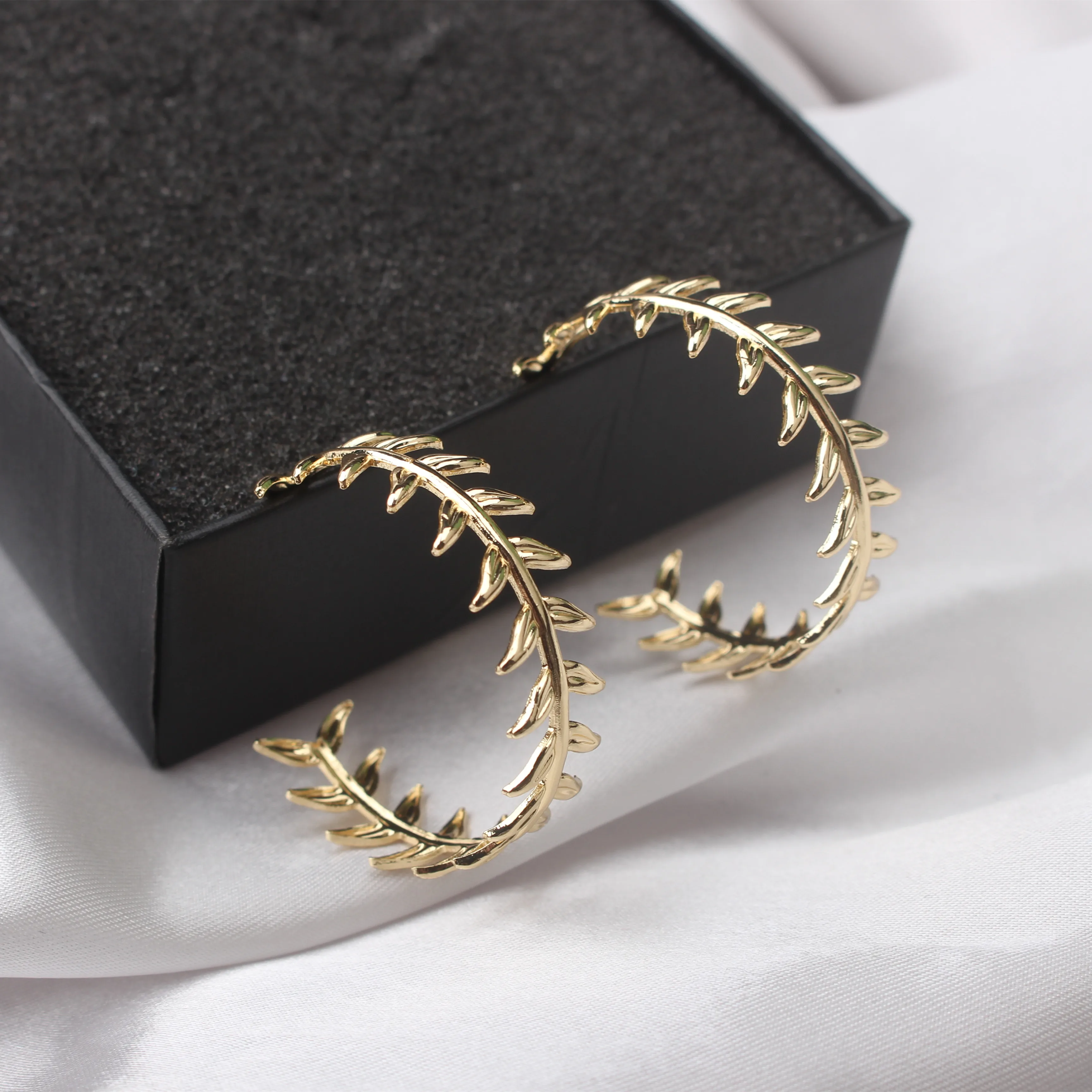 New Trendy Gold Color Metal Leaf Hoop Earing Irregular Fish Bones Plant Leaves Earring Geometric Personality Earrings for Women