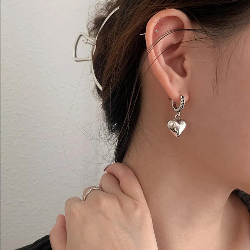 Pendientes de aro de Color plateado para mujer, aretes asimétricos de oso pequeño, corazón de amor, joyería de fiesta, accesorios Vintage