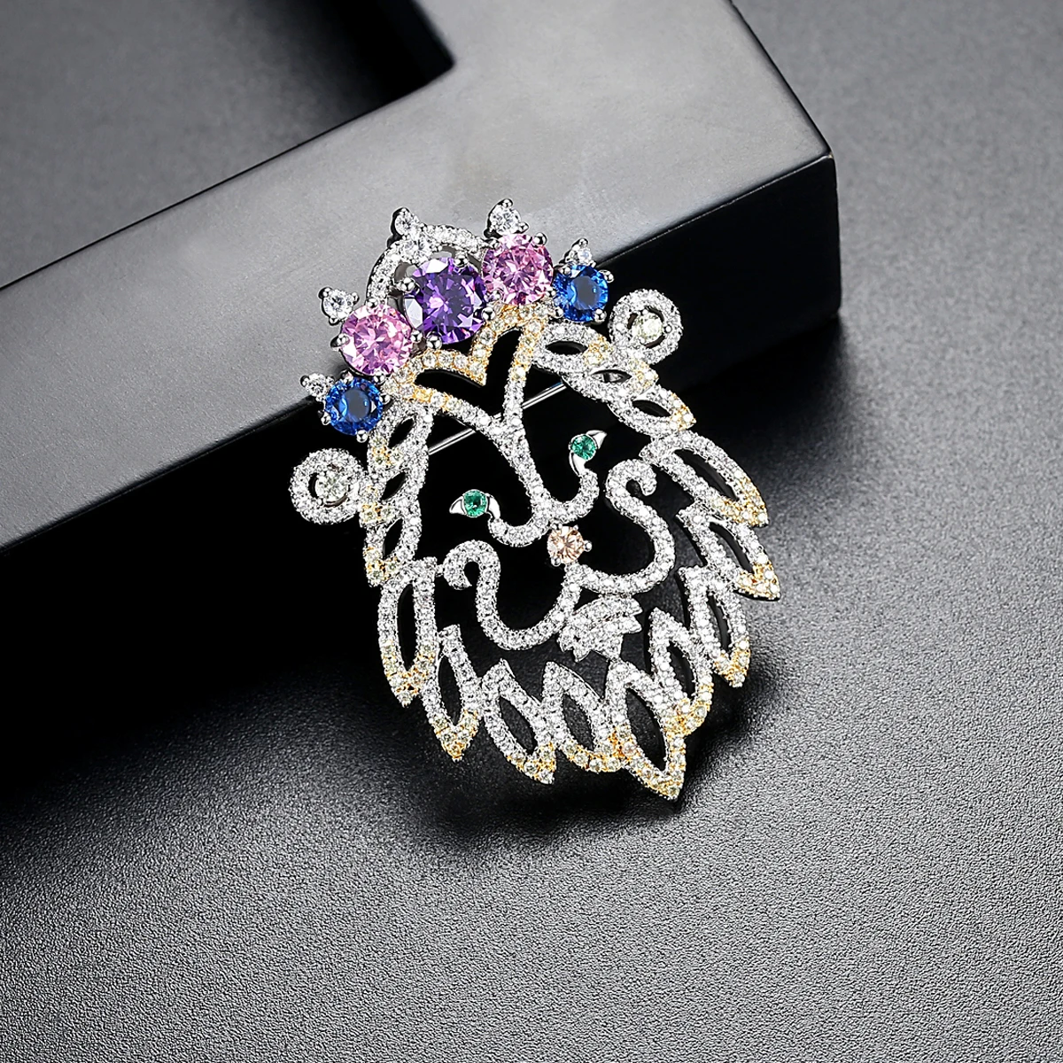 LUOTEEMI Rainbow CZ Lion Head Women Brooch Pins Cute Animal Fashion Girl Party Accessories Friend Elegant Gifts brose femei