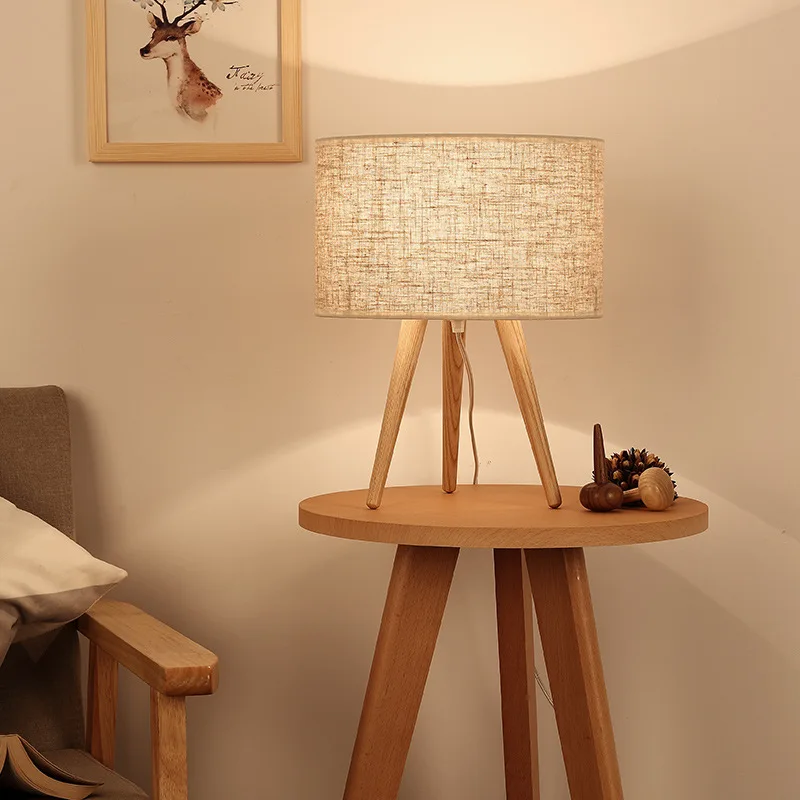 Lámpara de mesa moderna de tres patas para dormitorio, mesita de noche, cubierta de lino y madera maciza, pantalla, escritorio de noche, diseño de luz, decoración interior