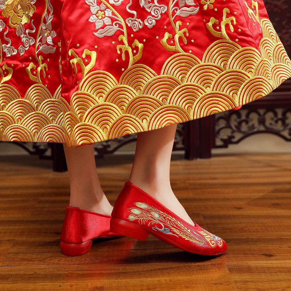 Veowalk Vintage Chinese Style Women Silk Embroidered Red Wedding Shoes High End Elegant Ladies Comfortable Bridal Flat Shoes