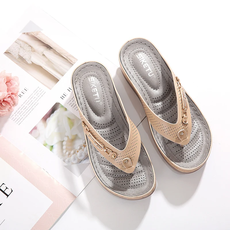 Summer new lightweight women's sandals slope with metal decoration casual women's slippers non-slip ladies beach flip-flops