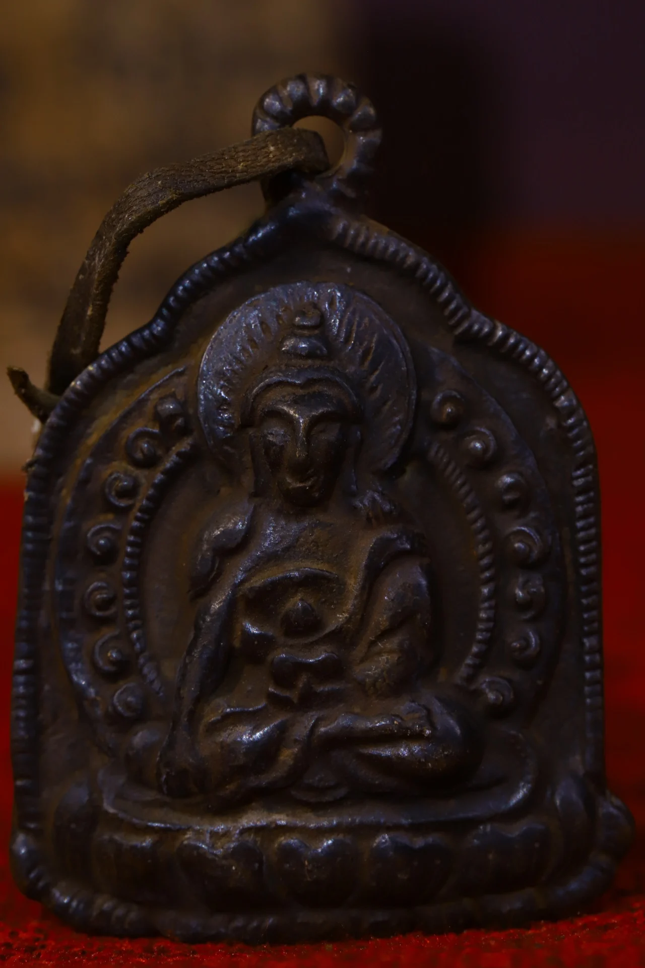 

2"Tibetan Temple Collection Old Bronze Sakyamuni Medicine Buddha Sitting Buddha Pendant Amulet Town House Exorcism