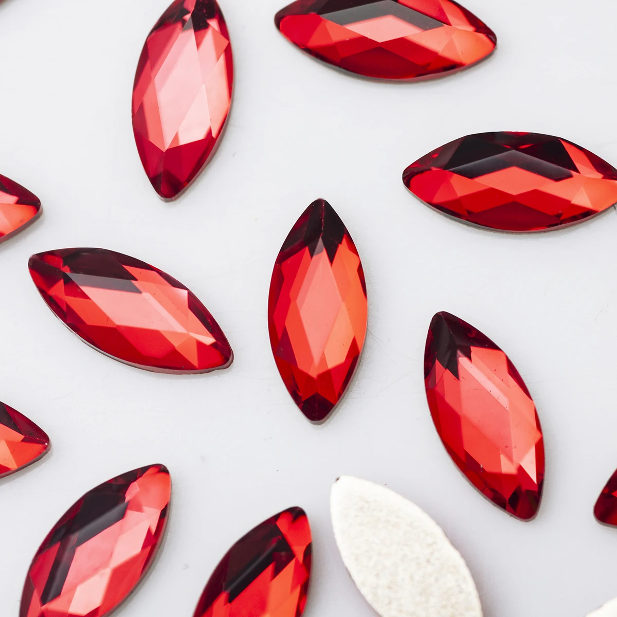 100 Stück Bunte 3,5x8mm Navette Non-Hot-Fix Strasssteine aus Kristallglas für Nagelkunst, Kleidung und Basteldekorationen – Detail 6