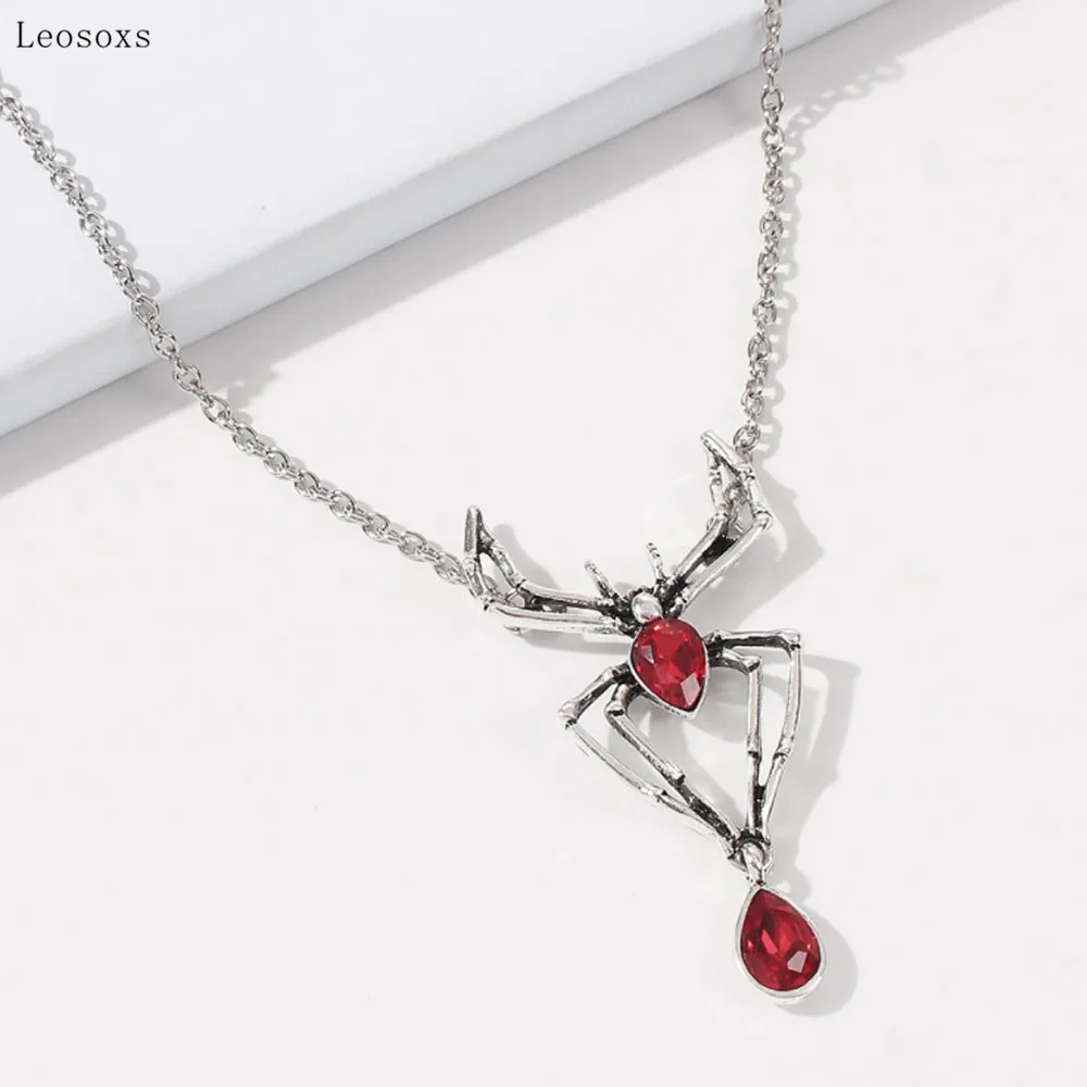 Leosoxs European and American Creative New Spider Pendant Necklace with Glass Diamonds