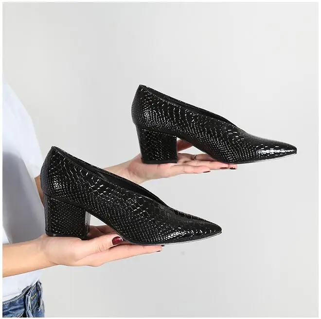 2026 New Crocodile Pattern Designer Vintage Evening Shoes Ladies Fashion Pointed Toe V Cut Woman Shoes High Heel Pumps Sexy C076