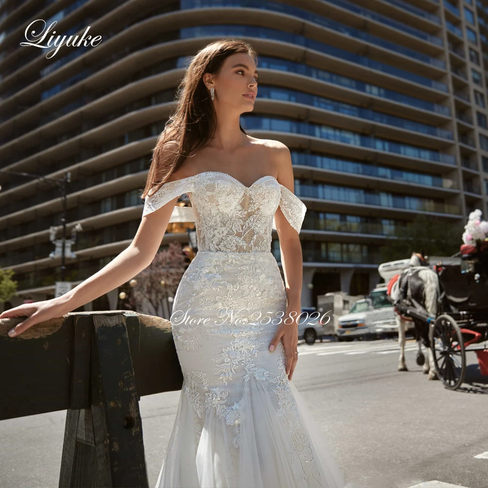 Liyuke lujoso vestido de novia de sirena con escote corazón y perlas y hombros descubiertos de ilusión de cola de capilla en el pecho