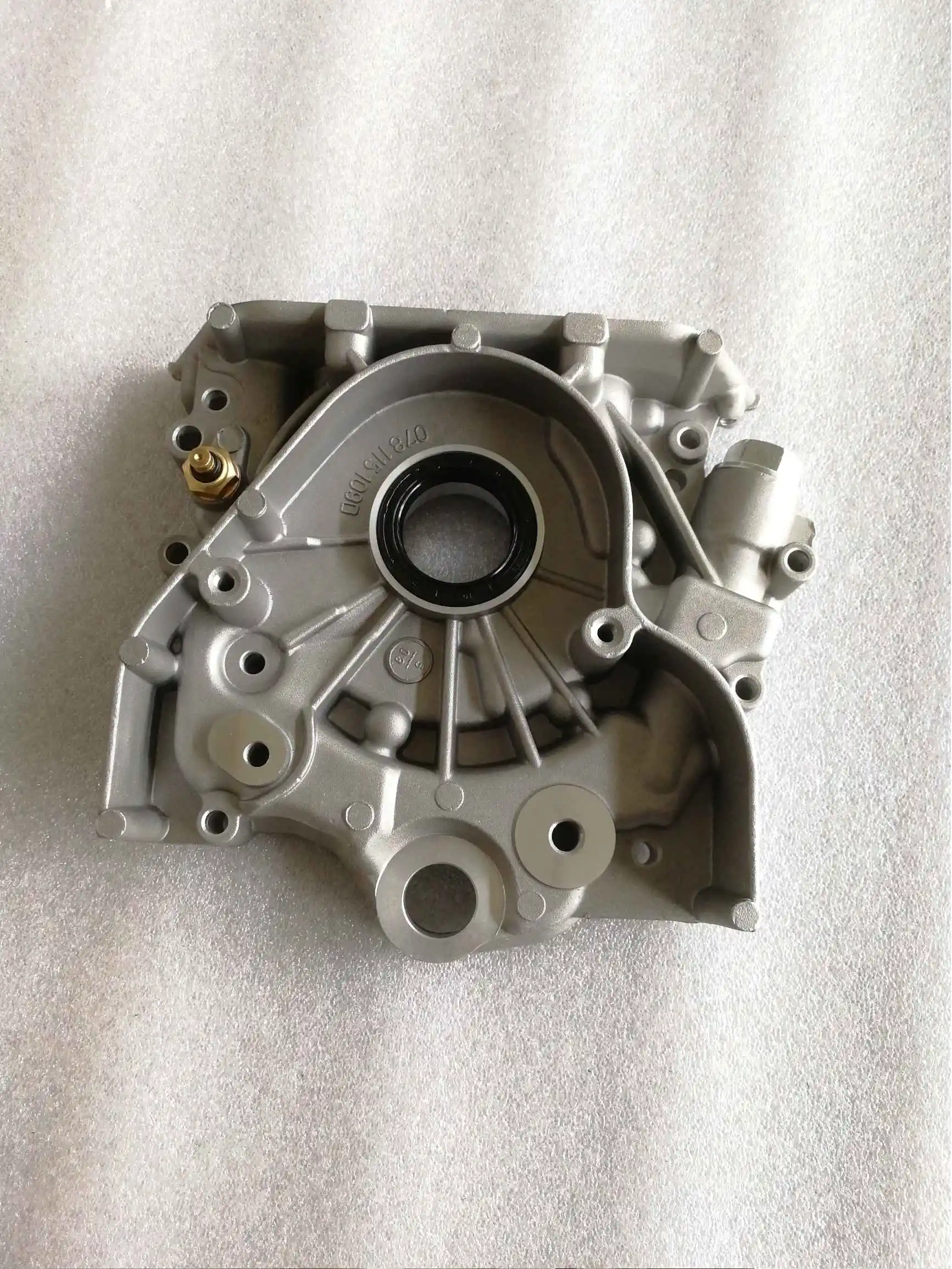 

078115109A High quality new Oil pump for audi