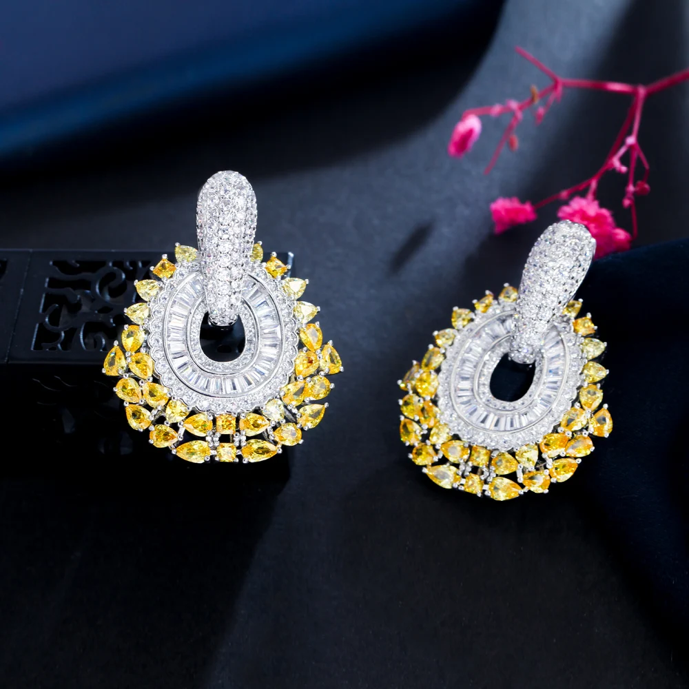 CWWZircons Top Funkelnde Gelbe CZ Große Hängende Huggie-Ohrringe für Damen Abendparty Brautschmuck Großhandel CZ105 – Detail 6