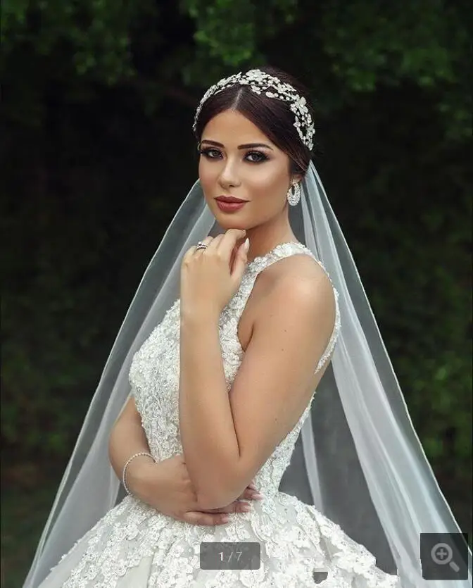 Abito da sposa personalizzato squisito in tulle bianco con scollo all'americana e applicazioni in pizzo con perline, abiti da sposa senza maniche da principessa