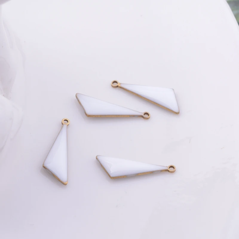 30 Stück 5*16mm Kupfer-Charms mit beidseitiger Emaille-Besetzung in geometrischer Dreiecksform für Ohrringe, Halsketten und Anhänger – Detail 8