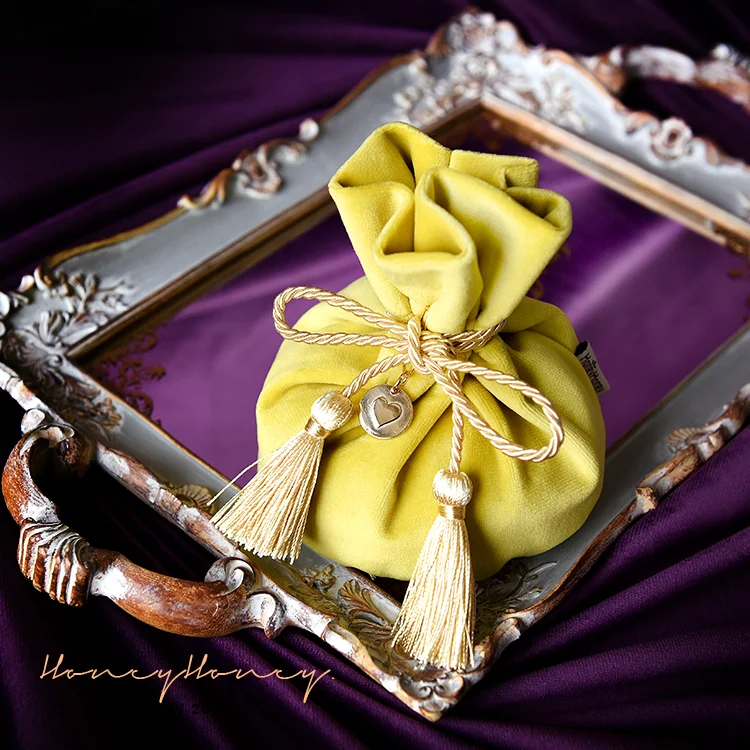 

20pcs/lot Scepter Yellow Velvet Gift Bags With Tassel Wedding Favor Candy Chocolate Bag Party For Packaing Gift Candy Bag