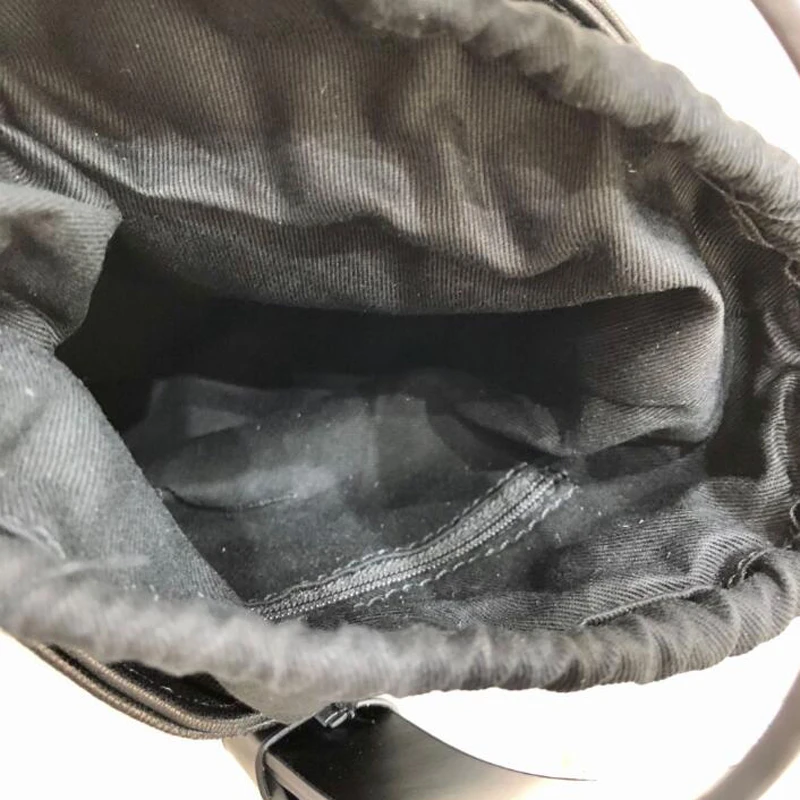 Borsa Shopping a secchiello in morbida pelle di pecora firmata da donna nera con spalla in vera pelle di moda