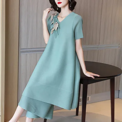 

HOT SELLING Miyake Fashion fold New solid short sleeve applique dress + Wide-leg cropped trousers loose suit IN STOCK