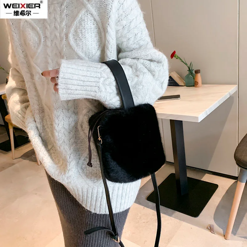 Bolso de piel sintética para mujer, bolsa de felpa de gran capacidad, cálido, un solo hombro, elegante y suave, informal, a la moda, para Otoño e