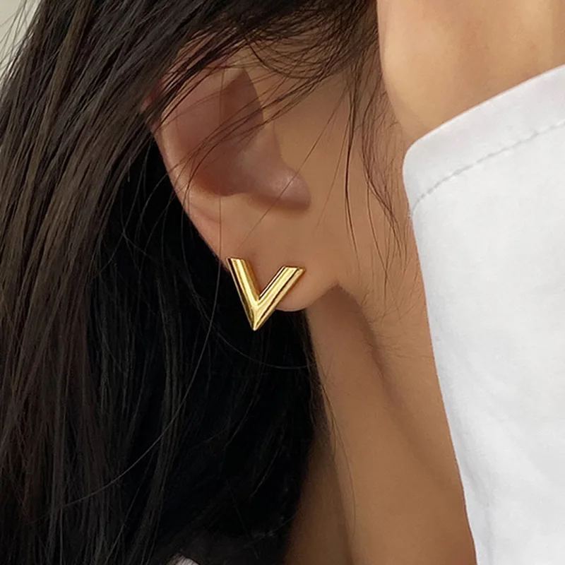 Pendientes pequeños clásicos chapados en 18 K de acero inoxidable con letras en V, aretes sexys de Reina para fiesta, joyería Trendsetter para mujer