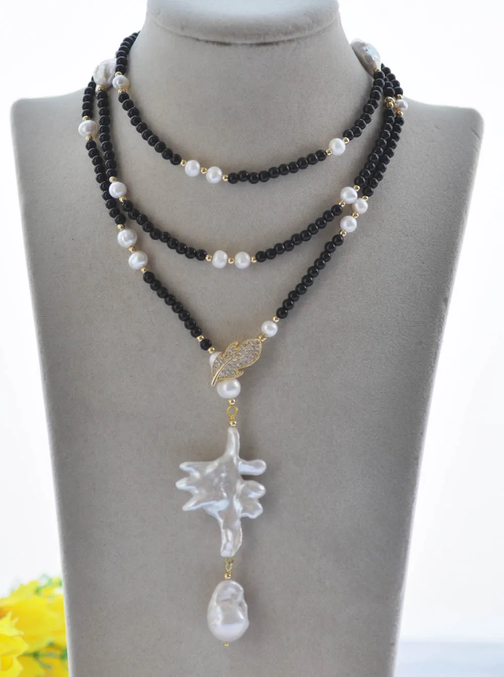 

Z11102 44" 42mm White Baroque Plum Blossom Round Pearl Black Agate Chokers Necklace Pendant