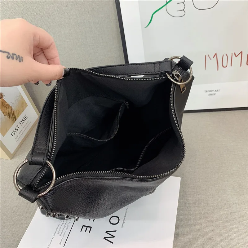 Fashion Women Handbags Punk Style Shoulder Bag Large Capacity Crossbody Bag Rivet Skull Tote Messenger Bag