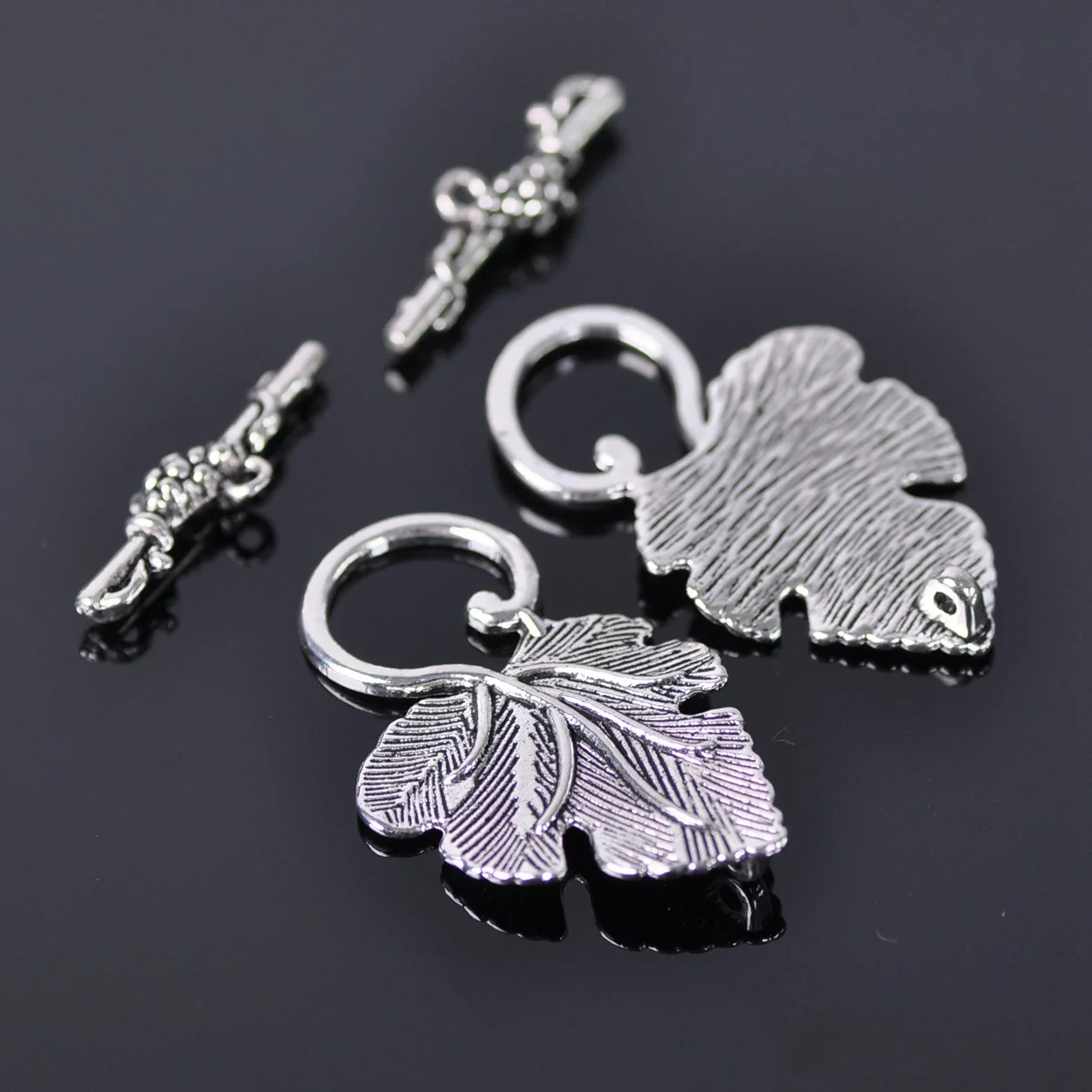 Grape Leaf Tibetano Cor Prata Metal Fechos, Ganchos Conectores, Fit para Colar, Pulseira, Fazer Jóias, Descobertas DIY, 37x23mm, 5 Conjuntos