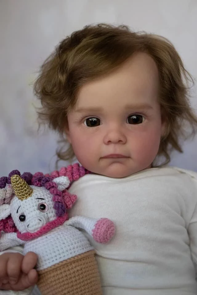 Muñeca Reborn Maggie NPK de 60 cm, hecha a mano, de alta calidad, con detalles realistas y cabello castaño enraizado a mano.