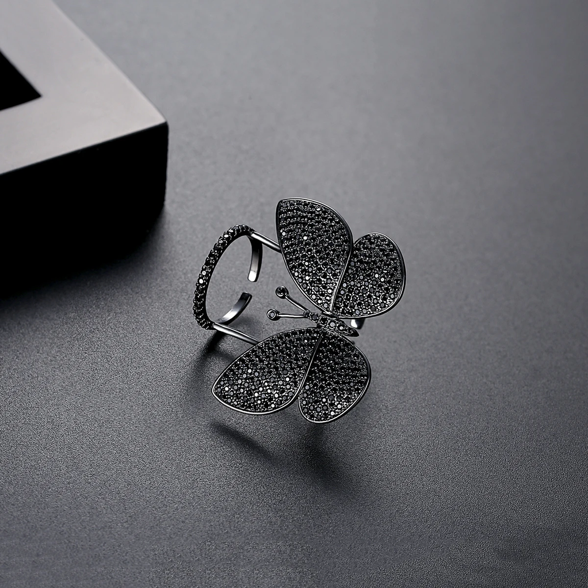 LUOTEEMI New Design Fashion Movable Butterfly Adjustable Rings for Women Gold Color Engagement Women Bridal Wedding Luxury Gifts