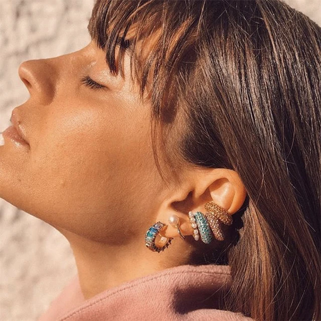 Pendientes bohemios de perlas a la moda para mujer y niña, aretes pequeños con piedras de circonia cúbica de arcoíris, joyería bohemia para oreja