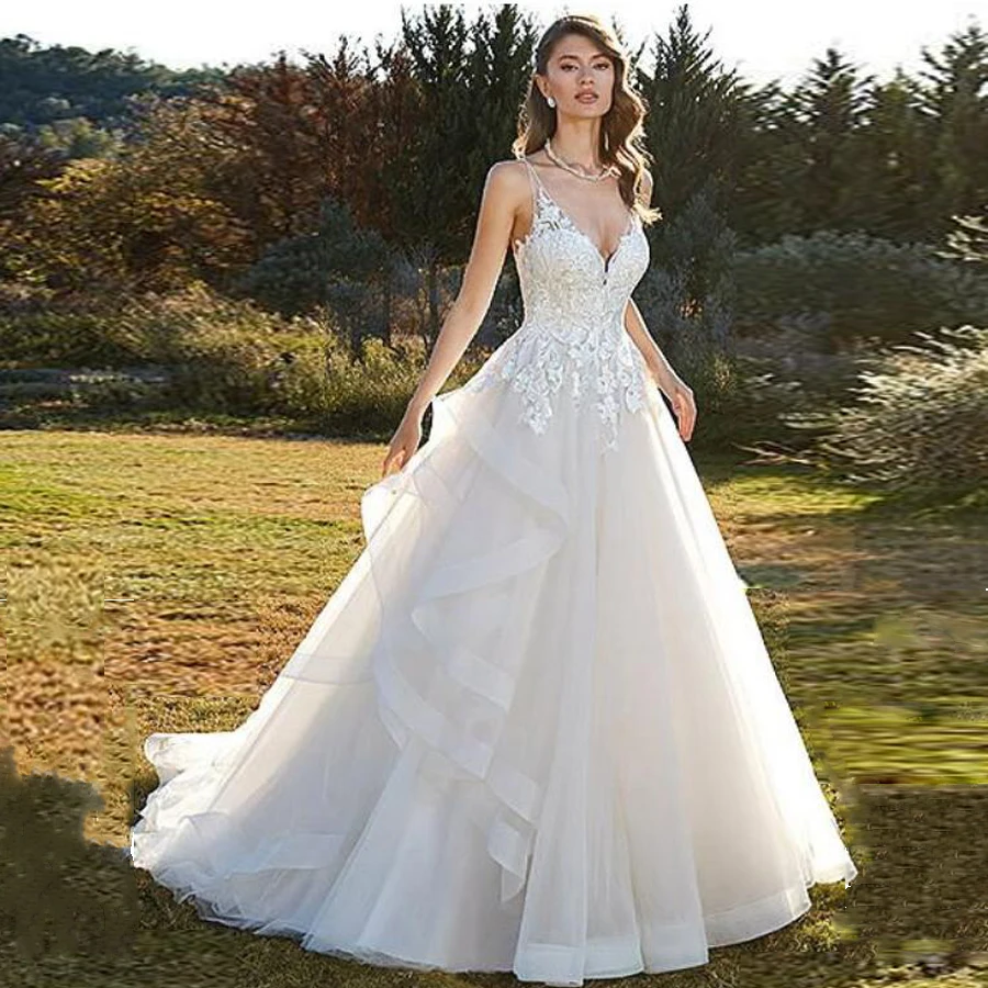 Vestido de novia de línea a con apliques de encaje de capa de cuello en V con tirantes finos con cuentas, vestido de tren de corte