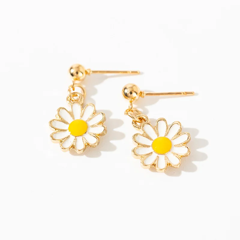 South Korean small fresh daisy flower earrings fashion classic short section of small flowers earrings