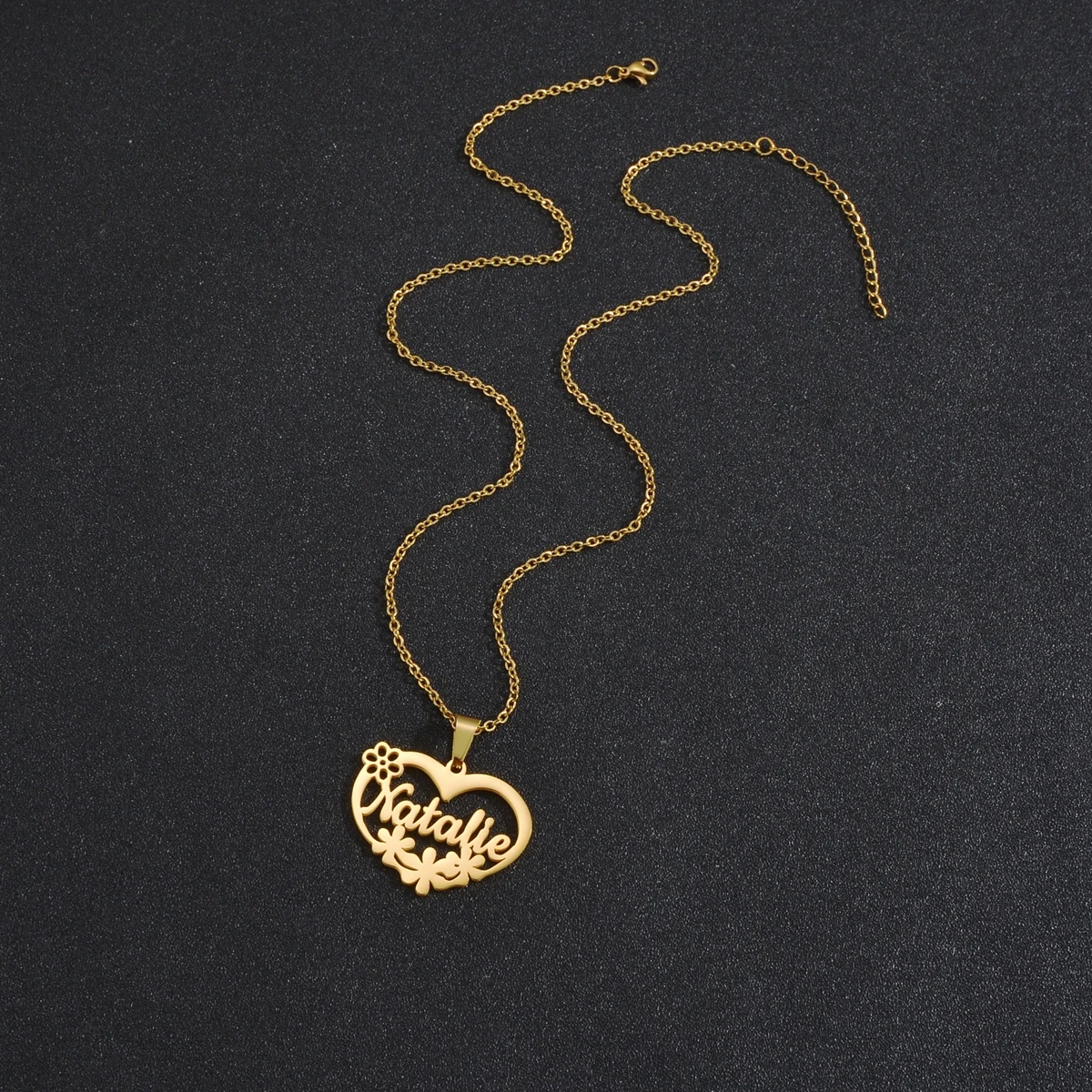 Akizoom-Collier coeur d'amour avec nom personnalisé pour femme, pendentif plaque signalétique fleur, breloque lettre, bijoux à crochet, cadeau personnalisé