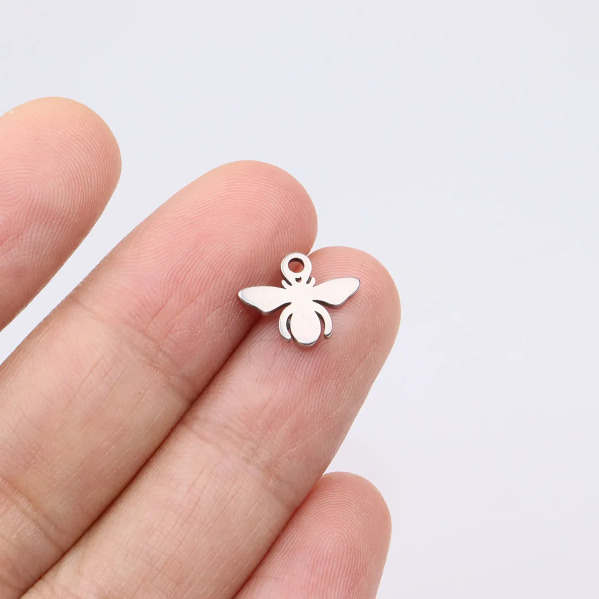 10pcs Wholesale Stainless Steel Pretty Mini Bee Charms Pendant DIY Necklace Earrings Bracelets Unfading Colorless 2 Colors