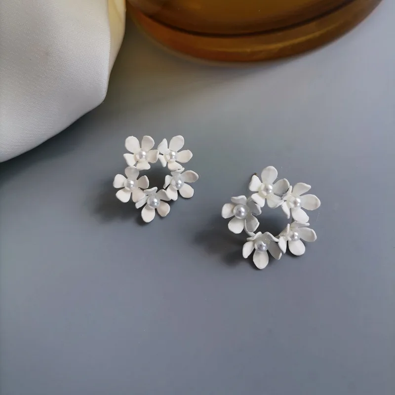 Korean Small Flower Circle Clip Earrings for Women No Pierced Ears Sweet White Flower Pearl Clip on Earrings Without Piercing
