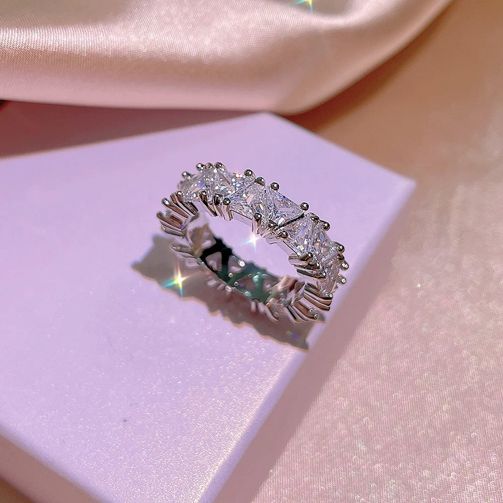 925 Sterling Silver Kreatywne proste trójkątne szwy Jednorzędowy pierścionek z białą cyrkonią Panie Impreza Urodziny Biżuteria ślubna Prezent
