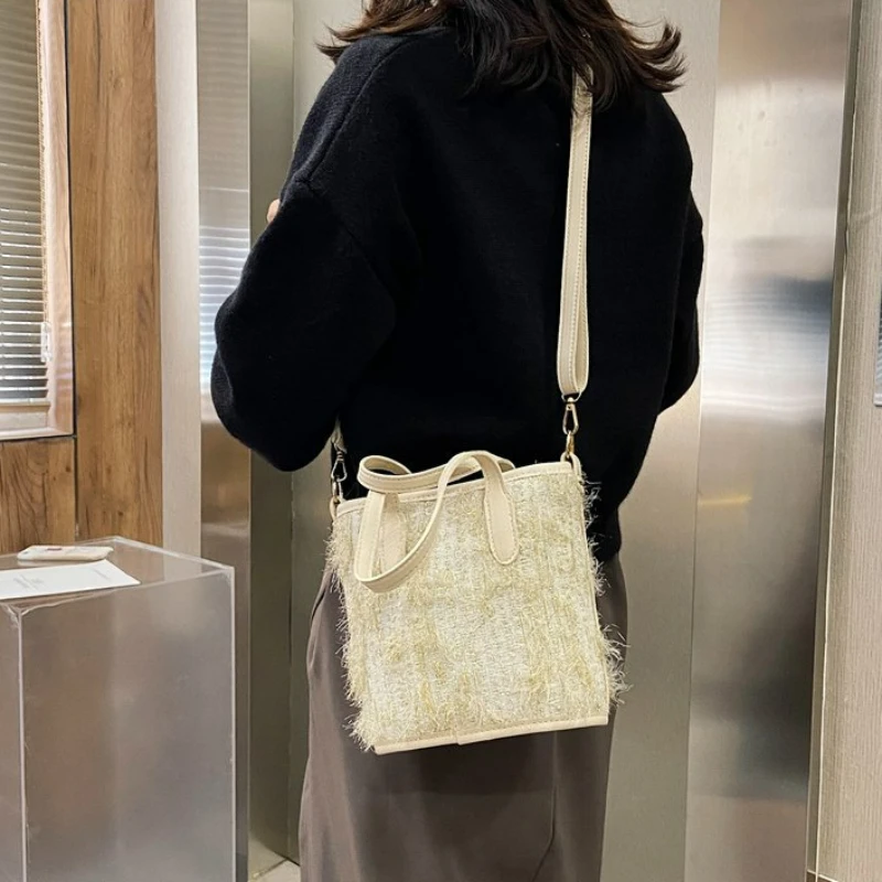 

TRAVEASY 2023 New Fashion Casual Handbags Gold Silk Plush Tote Bag Fashion Shoulder Crossbody Bag Handbag Women Shoulder Bags