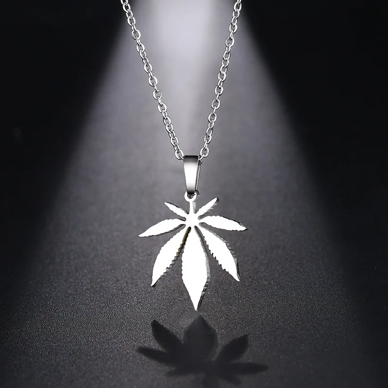 New Fashion Maple Leaf Shape Pendant Necklace Women's Necklace Fashion Metal Sliding Pendant Accessories Party Jewelry