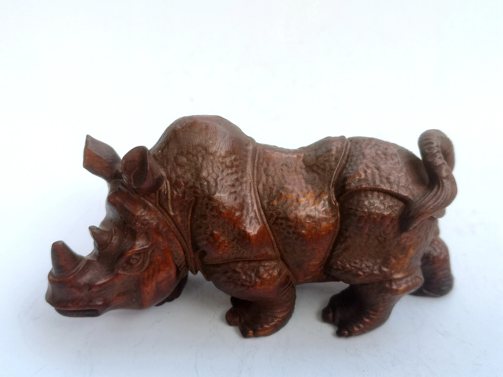 

YIZHU CULTUER ART Collection Ancient China Old Boxwood Hand Carved Lovely Rhinoceros Statue Family Decoration Gift