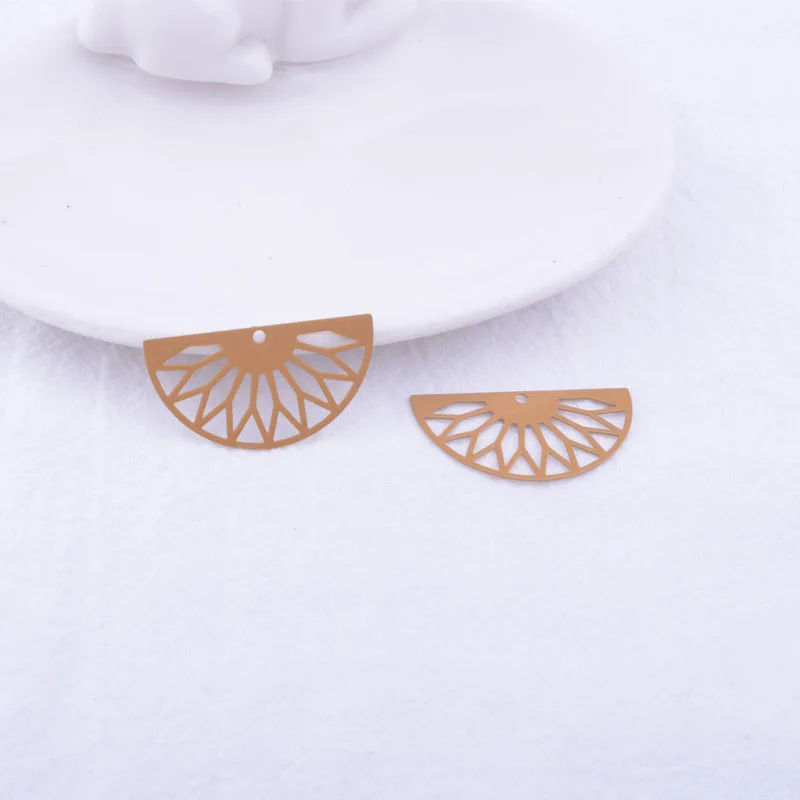 50 Stück AC11362 16*30mm Halbrunde Blumenanhänger Filigran Ausgehöhlter Anhänger DIY Schmuck Ohrring Herstellung – Detail 9