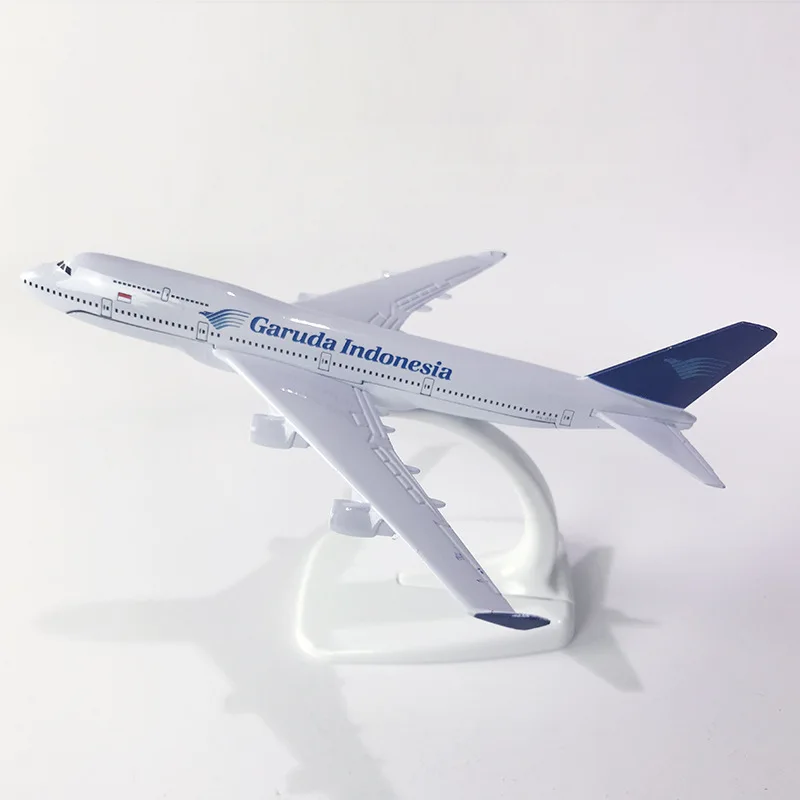 16CM Indonesia Airways B747 Airlines Airplane Model with Base Alloy Aircraft Plane for Collectible Toy Souvenir Show Gift Toys