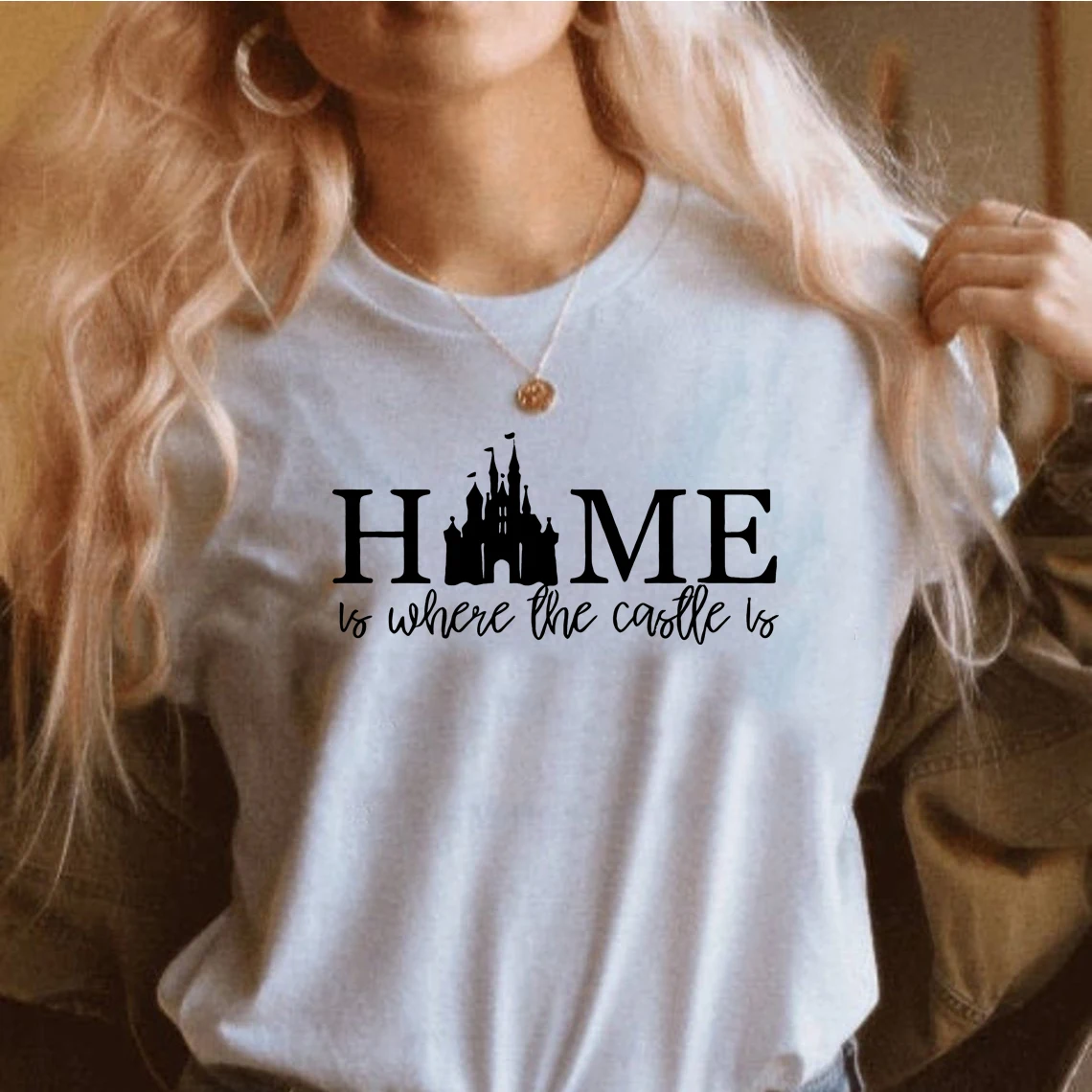 Camiseta de casa es donde está el castillo, camisa divertida de casa con logotipo del castillo para mujer, camisetas a juego para parejas, Tops de vacaciones familiares